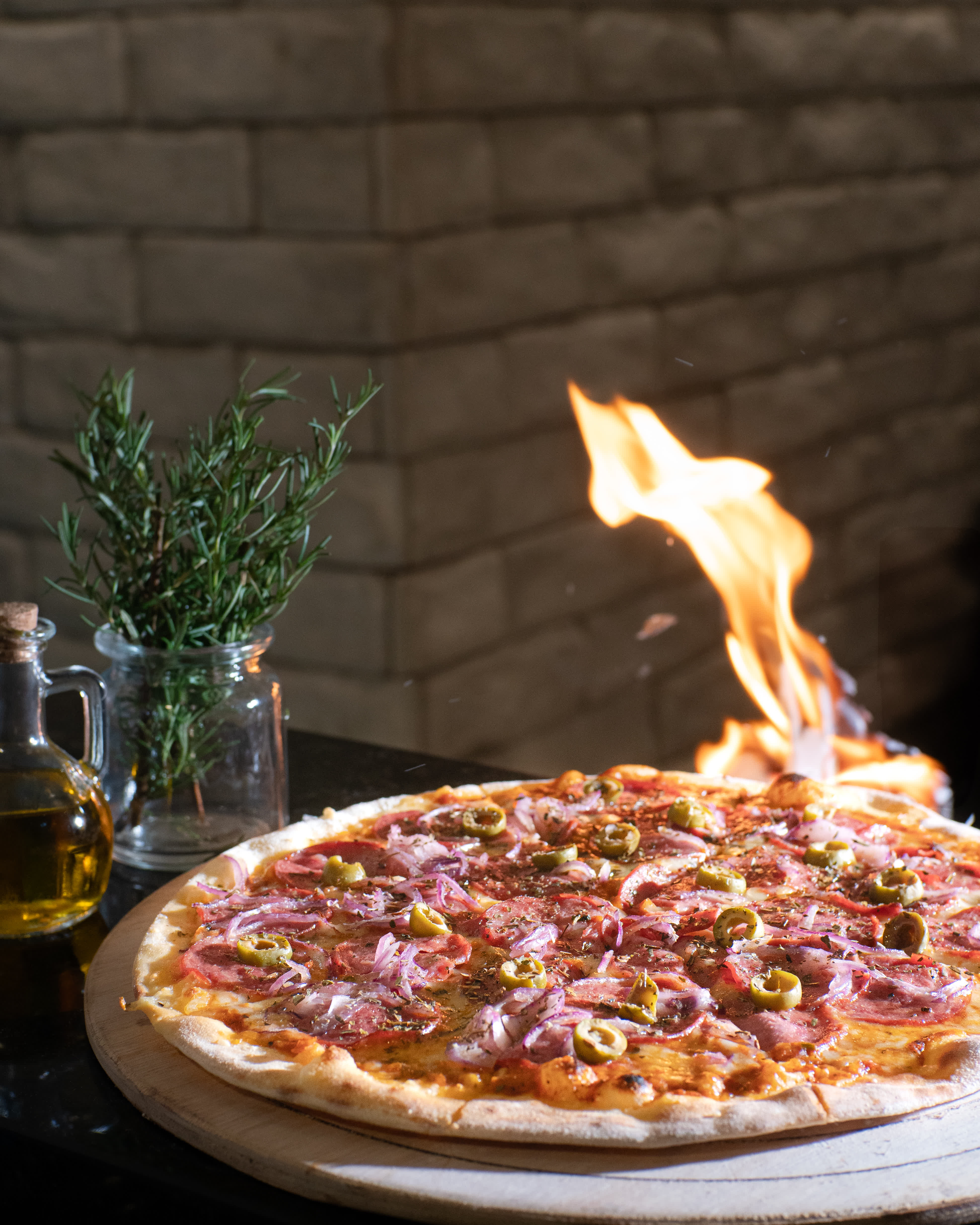 Pizza Calabresa - Fatias de calabresa com cebola e azeitonas